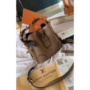Lady Louis Vuitton Bucket bag with branded box 556