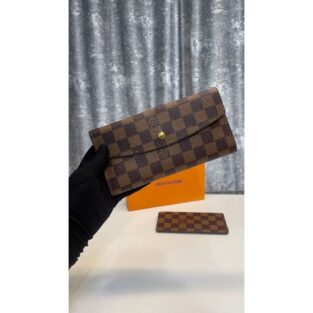 ladies Louis Vuitton Wallet With Box