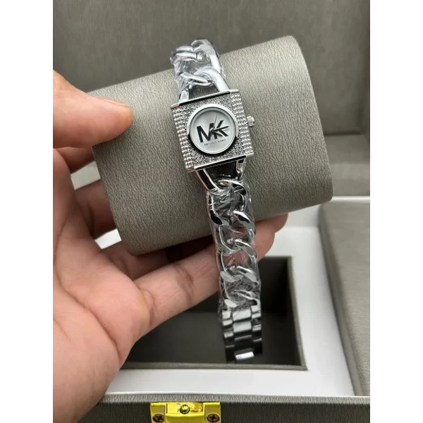 Classy Michael Kors Watch For Women (XEN319)